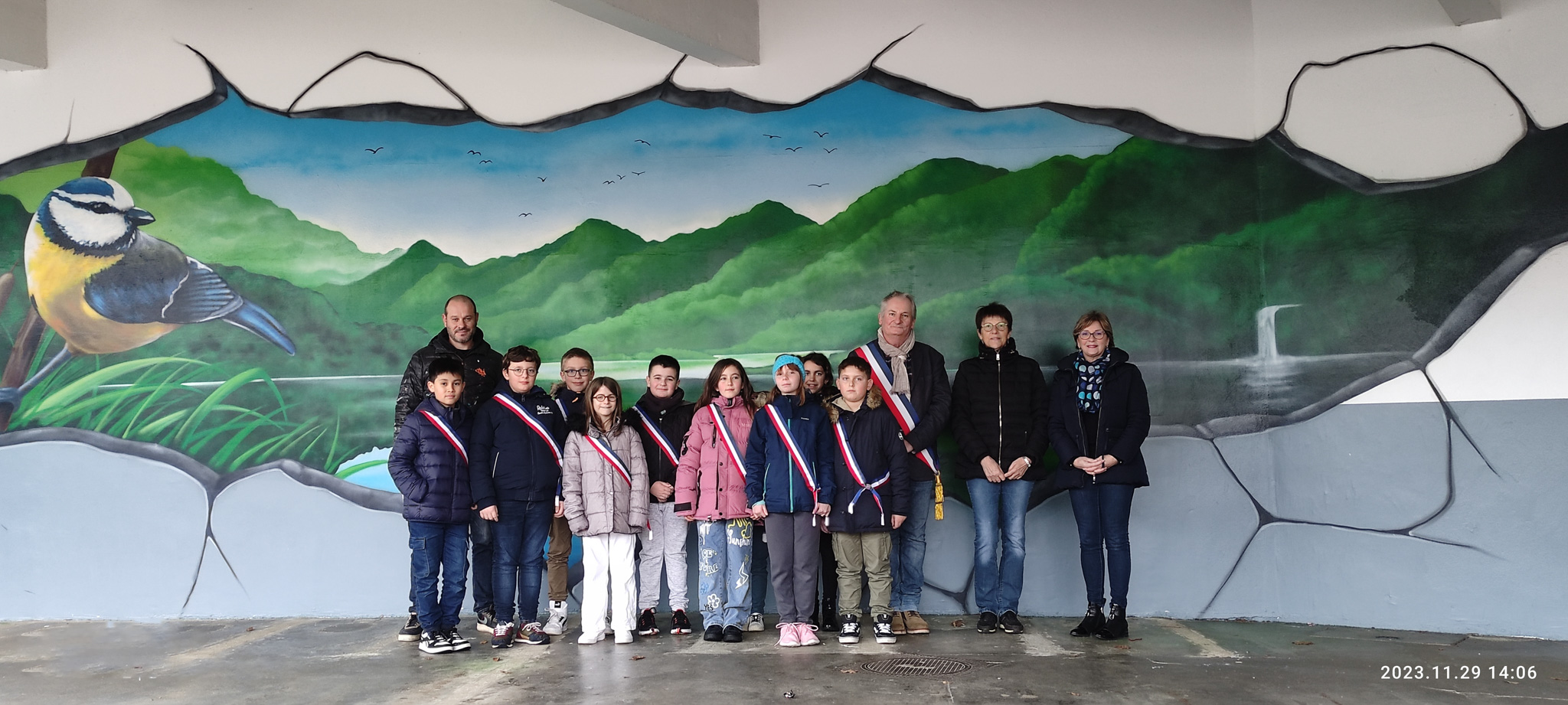 Le conseil municipal des jeunes, Mr le maire, Madame Sylvie BIESUZ, adjointe à la communication et la jeunesse, Madame Martine LEFEZ, adjointe à l'embellissement de la commune, l'urbanisme et les finances et Nicolas LECONTE de Graffiti Concept