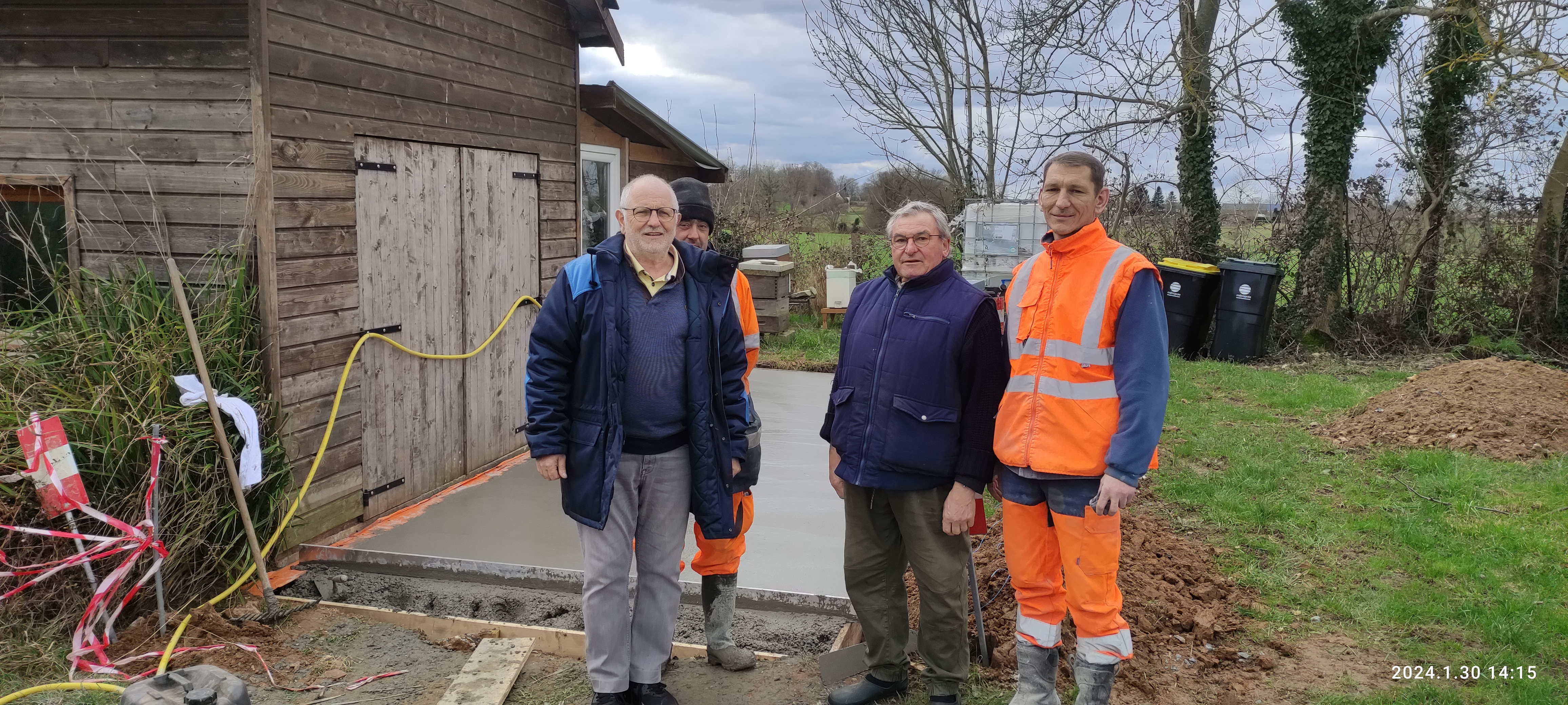 Nos agents techniques communaux ont coulé la dalle béton pour le nouveau siège de l'association GDSA